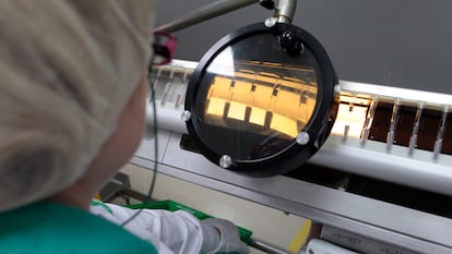 Empleados trabajando en los laboratorios Rovi de Madrid, donde se fabrican dosis de la vacuna de Moderna.