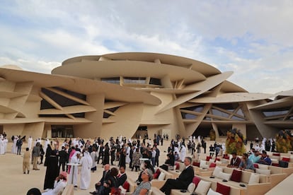 La compleja forma arquitectónica de una rosa del desierto, que se encuentra en las regiones áridas de Qatar, ha inspirado el llamativo diseño del edificio de Jean Nouvel.