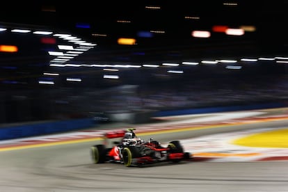 Lewis Hamilton rueda por el trazado de Singapur.