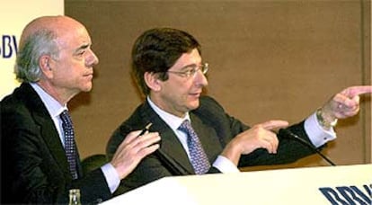 Francisco González y José Ignacio Goirigolzarri, durante la rueda de prensa de ayer en Bilbao.