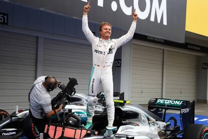 Rosberg logró su primera victoria en Suzuka, la vigésima tercera de su carrera y la novena de la presente temporada, y suma 313 puntos en el Mundial. En la imagen, Nico Rosberg, celebra su victoria tras llegar a la meta.