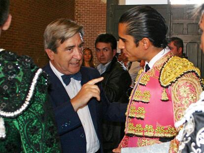 José Manuel Sánchez, con su pajarita, charla con el novillero José Manuel Sandín en la plaza de Las Ventas.