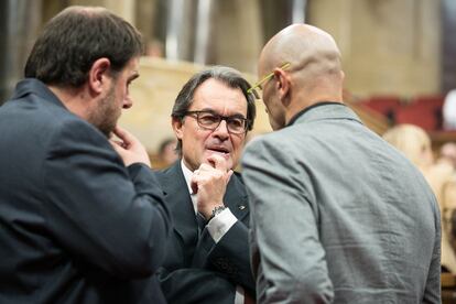 De izquierda a derecha, Oriol Junqueras, Artur Mas y Raül Romeva conversan en el hemiciclo tras el receso del mediodía.