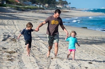 Donald Trump junior posa en la playa de Mar-a-lago con sus hijos. El hijo del presidente de EE UU ha optado por unas vacaciones en familia.