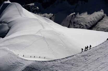 Alpinistas caminan sobre el macizo del Mont-Blanc, en los Alpes Franceses.