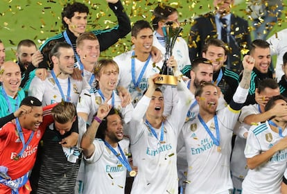Cristiano Ronaldo alza el trofeo junto con sus compañeros de equipo.