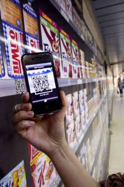 Una cadena de supermercados permite comprar en un escaparate virtual de la estación de Sarrià.