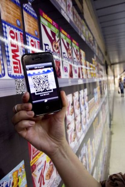 Una cadena de supermercados permite comprar en un escaparate virtual de la estación de Sarrià.