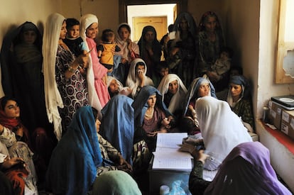 La doctora Zubeida, una comadrona de la unidad sanitaria móvil financiada por el UNFPA, ofrece a las mujeres afganas cuidados prenatales y de control de la natalidad y les asesora, en la aldea de Charmas, una zona remota de Badakshan, el 9 de agosto de 2009.