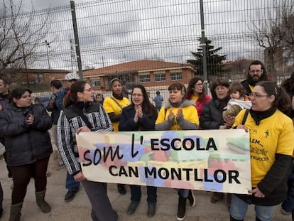 Las familias de la escuela Can Motllor de Terrassa protestan por el cierre del centro.