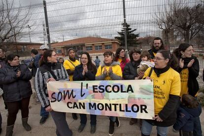 Las familias de la escuela Can Motllor de Terrassa protestan por el cierre del centro.