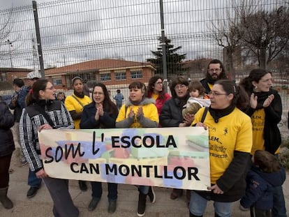 Las familias de la escuela Can Motllor de Terrassa protestan por el cierre del centro.