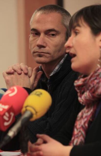 Los portavoces de la izquierda 'abertzale', Joseba Permach y Maribi Ugarteburu, en su comparecencia de ayer en San Sebastián.