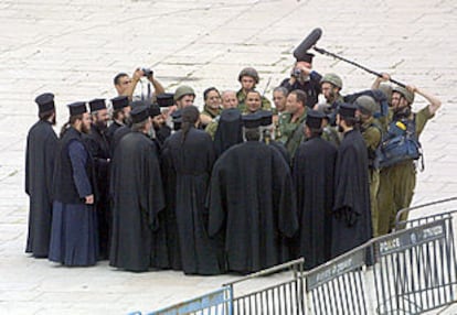 Soldados israelíes conversaban ayer con frailes greco-ortodoxos en la plaza de la Basílica de la Natividad en Belén.