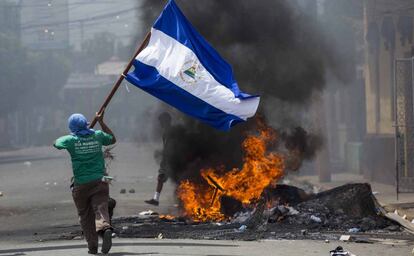 Jovem corre com bandeira nicaraguense