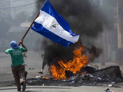 Jovem corre com bandeira nicaraguense