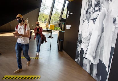 Dos jóvenes inician la visita al Museo Balenciaga ante una gran fotografía del modista vasco.