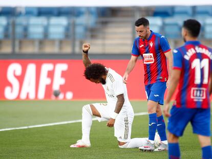 Marcelo celebra su gol, el tercero del Madrid, con la rodilla en el suelo y el puño en alto en homenaje a George Floyd. / ÓSCAR J. BARROSO (EP)


14/06/2020 ONLY FOR USE IN SPAIN