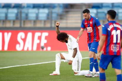 Marcelo celebra su gol, el tercero del Madrid, con la rodilla en el suelo y el puño en alto en homenaje a George Floyd. / ÓSCAR J. BARROSO (EP)


14/06/2020 ONLY FOR USE IN SPAIN