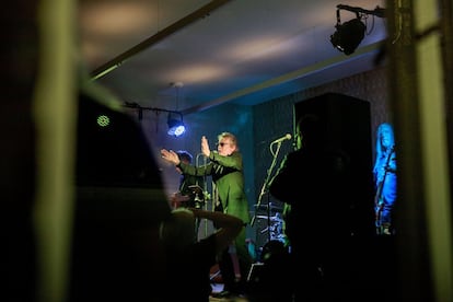 La banda de rock Speiches Monoke durante un concierto en el interior del Museo de la Stasi.