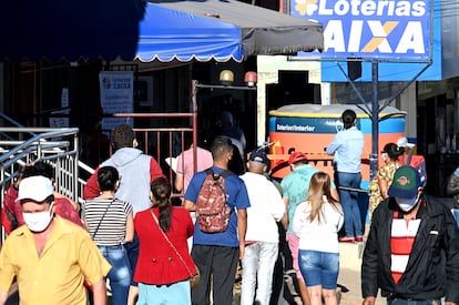 Fila para entrar em lotérica em Ceilândia, cidade satélite do DF que viu disparar número de casos de coronavírus.