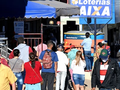 Fila para entrar em lotérica em Ceilândia, cidade satélite do DF que viu disparar número de casos de coronavírus.