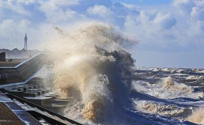 Las olas rompen sobre la pared del mar en Cleveley, en el oeste de Inglaterra, debido al fuerte temporal de lluvias y vientos.