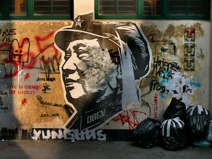 Un grafiti dedicado a Mao en el barrio londinense de Hoxton, junto a bolsas de la basura.