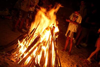 Un grupo de jóvenes celebran la entrada del verano en una playa de A Coruña.