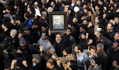Iranianos protestam em Teerã contra ataque que matou o general Soleimani.