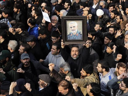 Iranianos protestam em Teerã contra ataque que matou o general Soleimani.