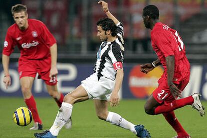 Del Piero, en el centro, intenta controlar entre Traore y Biscan, al fondo.