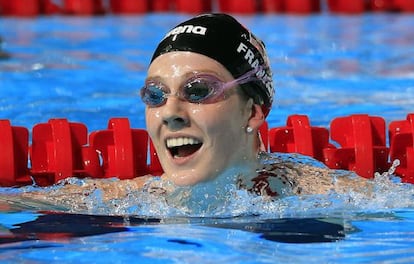 La estadounidense Missy Franklin, feliz por el oro en los 100m espalda.