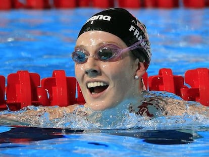 La estadounidense Missy Franklin, feliz por el oro en los 100m espalda.