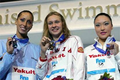 Mengual (izquierda) sonríe con su medalla de plata, junto a la rusa Ishchenko (centro) y la japonesa Suzuki.