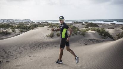 Diego Polino, atleta de retrorunning, treina a modalidade em Lanzarote, na Espanha.