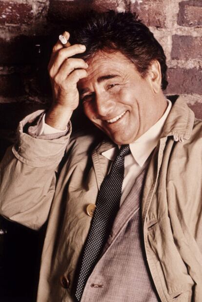 Peter Falk, caracterizado como el teniente Colombo.