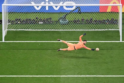 El portero francés Hugo Lloris despeja un balón que iba a portería en el partido ante Marruecos. 