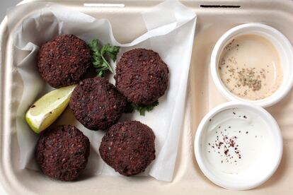 Falafel acompañado de labneh (yogur griego casero) y salsa tahina.