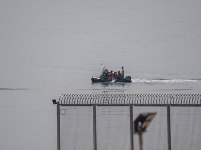 Más de una treintena de personas han sido interceptadas cuando intentaban llegar a la costa ceutí y trasladadas a bordo de una embarcación neumática de las fuerzas marroquíes, a 12 de agosto de 2025, en Ceuta (España). Uno de los jóvenes trató de eludir la captura nadando y desoyendo las órdenes de los agentes para que se detuviera. Ante su resistencia, los efectivos decidieron dejar en la playa a los interceptados y regresar a por él para ser rescatado y conducido de nuevo a la base marítima marroquí. La actuación se enmarca en el dispositivo conjunto que Marruecos y España mantienen para contener los intentos de entrada por mar hacia Ceuta. Este operativo incluye patrullas coordinadas, intercambio de información en tiempo real y rescates en aguas próximas a la frontera, con el objetivo de frenar tanto las travesías a nado como las realizadas en pequeñas embarcaciones.
12 AGOSTO 2025;VALLA;FRONTERA;MIGRANTES;INMIGRANTES;MARRUECOS;
Antonio Sempere / Europa Press
12/08/2025