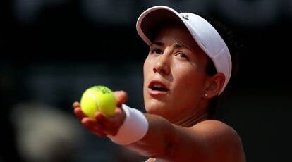 Muguruza se dispone a servir contra Schiavone.