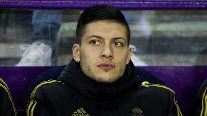 Luka Jovic, en el banquillo en un partido con el Real Madrid.