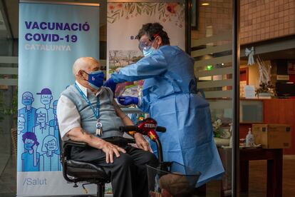 Rafael Perea, de 94 años de edad y residente en el Centro de la tercera edad Ballesol de Badalona (Barcelona), recibe la vacuna.