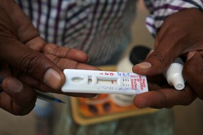 Un sanitario muestra un kit de prueba rápida de malaria después de recolectar una muestra de sangre de un residente durante una campaña de prevención en Ahmedabad, India.