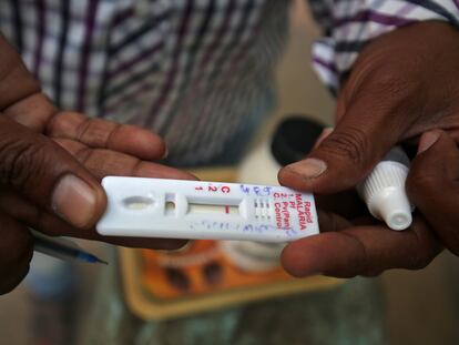 Un sanitario muestra un kit de prueba rápida de malaria después de recolectar una muestra de sangre de un residente durante una campaña de prevención en Ahmedabad, India.