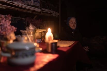 Una anciana reza en el sótano del centro cultural de Lisichansk utilizado como refugio, sin agua ni luz.