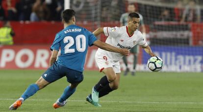 Ben Yedder, del Sevilla, ante Asensio, en el encuentro de ayer.