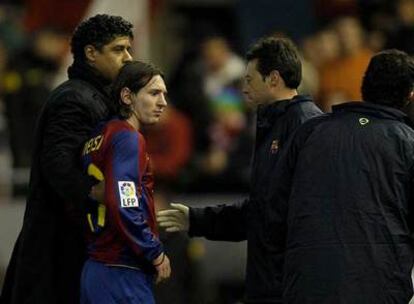 Rijkaard rodea con su brazo a Messi en el momento de retirarse, lesionado, el jugador argentino.