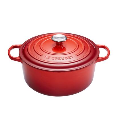 Es el híbrido entre la cocotte redonda y la cacerola baja de hierro colado esmaltado, la pieza premium para cocinar. De Le Creuset. Polivalente y practica. Precio: 179 euros. 