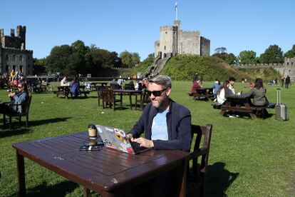 Ambiente junto al casitllo de Cardiff, en Gales, horas antes de un nuevo confinamiento de la ciudad el pasado 27 de septiembre.